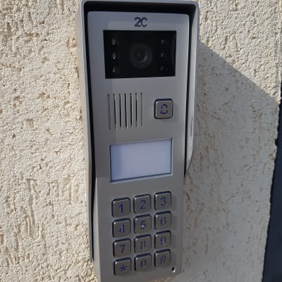 אינטרקום עם מצלמה ומקשים על קיר