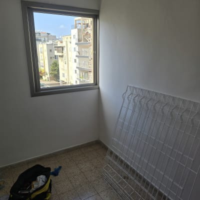 חדר עם כלים וציוד להתקנה או תיקון