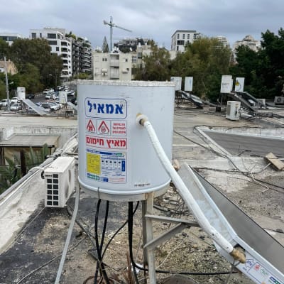 דוד שמש על גג עם מדבקות אזהרה