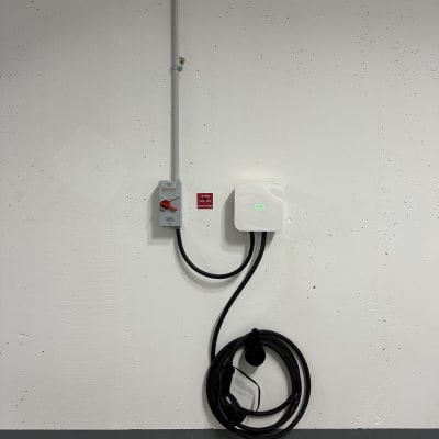 מטען חשמלי עם כבל תלוי על קיר