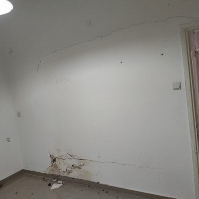 קיר עם סדקים ונזקי רטיבות לתיקון