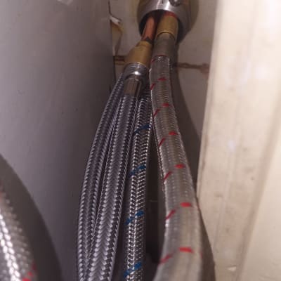 צינורות מתכת מחוברים לקיר עם מחברים