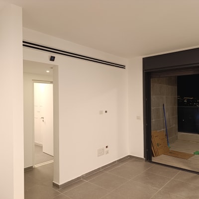 קירות צבועים בלבן בחדר ריק עם מרפסת