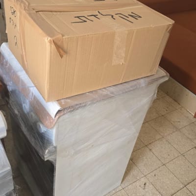 קופסאות קרטון עטופות בניילון על רצפה