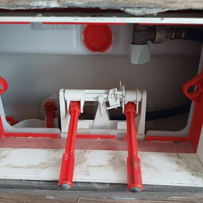 מנגנון פנימי של ניאגרה עם ברגים אדומים