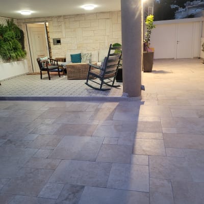 ריצוף אבן חיצוני עם ריהוט גן ועמוד תומך