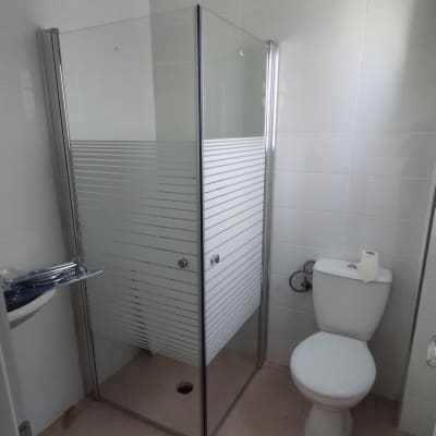 מקלחון זכוכית עם דלתות הזזה בחדר אמבטיה