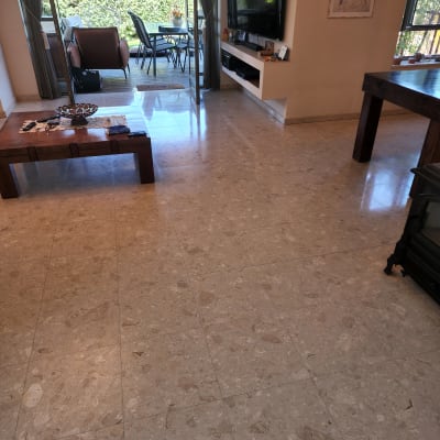 רצפה נקייה ומבריקה בסלון מואר