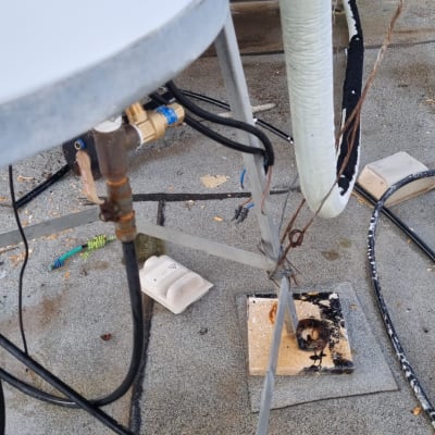 חלקים של דוד שמש וצנרת על גג