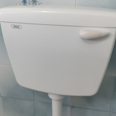 מיכל הדחה לבן עם ידית פלסטיק