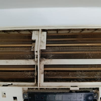 יחידת מיזוג אוויר עם לכלוך ואבק על הסלילים