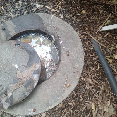 פתח ביוב פתוח עם מים ולכלוך