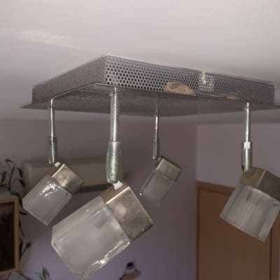 מנורת תקרה עם ארבעה גופי תאורה תלויים