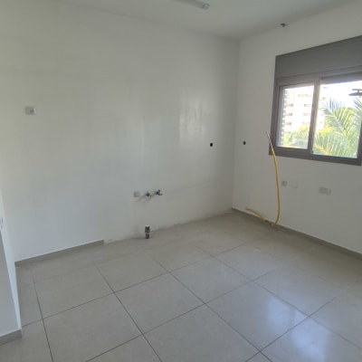 קיר לבן חלק עם סימני צביעה קלים