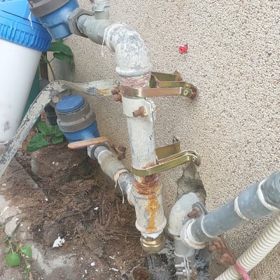 צינורות מים עם ברזים וחיבורים חלודים