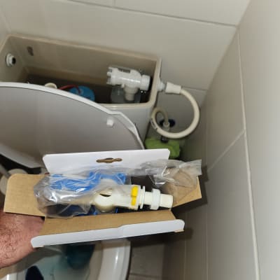 חלקי אינסטלציה לאסלה, כולל צינור וחלקי פלסטיק