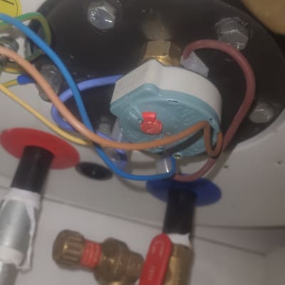 חלקים פנימיים של דוד שמש עם חיבורים וצינורות