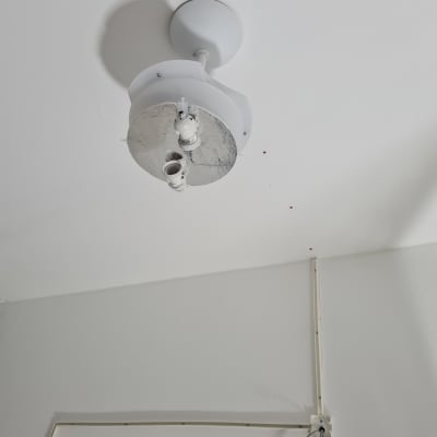 תאורה תקרה עם חוטי חשמל חשופים