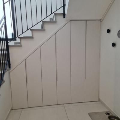 ארונות עץ מתחת למדרגות עם ידיות אנכיות