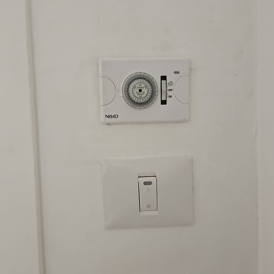 טיימר דיגיטלי לדוד שמש על קיר לבן