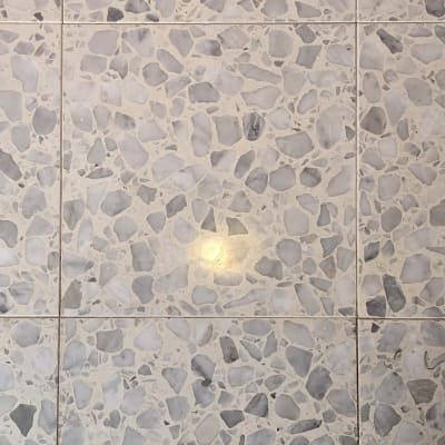 רצפת טרצו נקייה ומבריקה עם השתקפות אור