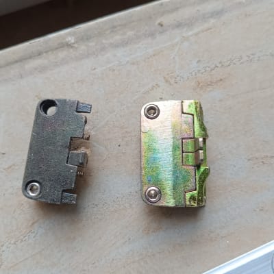 חלקי מתכת הקשורים לתריסים על משטח בטון