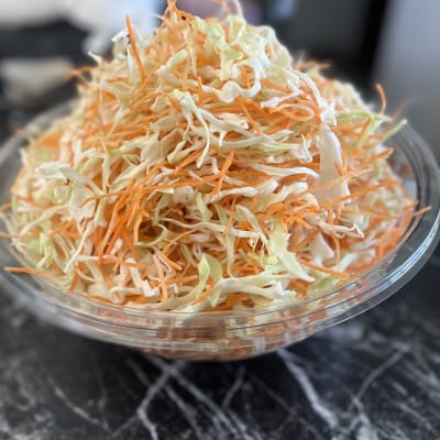 קערת סלט כרוב וגזר על שולחן שיש