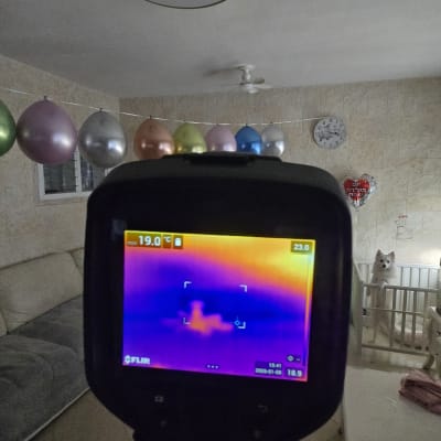 מצלמה תרמית בחדר עם בלונים וקיר שעון