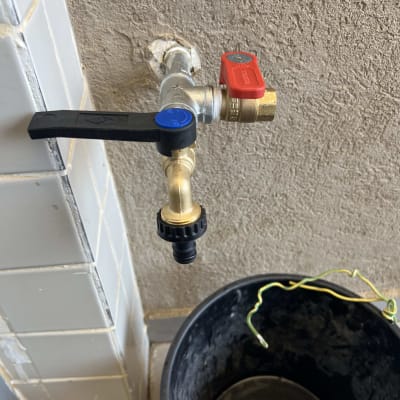 ברז עם ידיות צבעוניות ודלי שחור