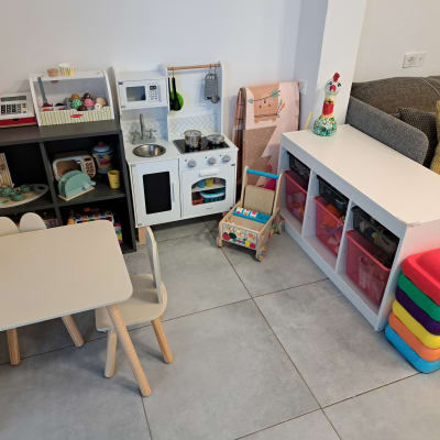 פינת משחקים לילדים עם מטבח צעצוע וצעצועים נוספים