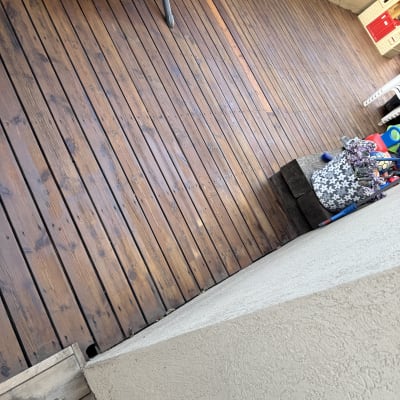 רצפת עץ עם כלי גינה וסלסלה בפינה