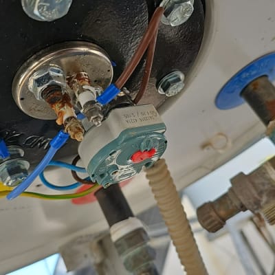 חיבורים חשמליים וצנרת בדוד שמש