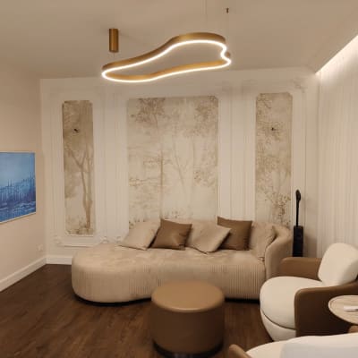 חדר עם טפטים מעוצבים, ספה וכורסאות מודרניות