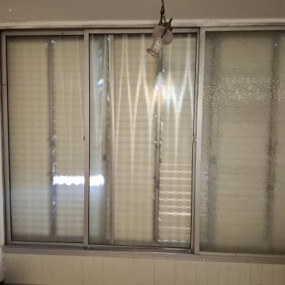 חלון זכוכית עם תריסים ותאורה תלויה