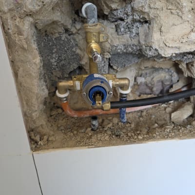 צנרת מים חשופה בקיר במהלך שיפוץ