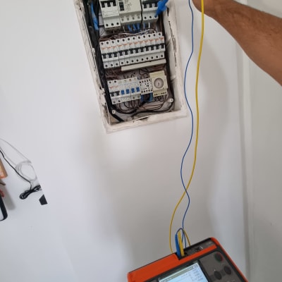 לוח חשמל עם חוטים ומכשיר בדיקה
