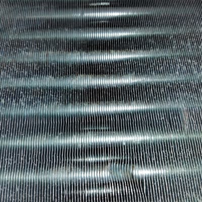 סלילי מתכת של מזגן עם אבק ולכלוך