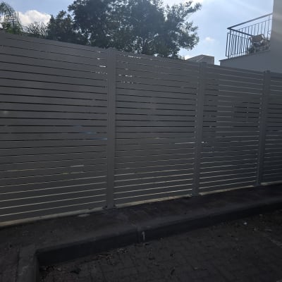 גדר אלומיניום חיצונית בחניה