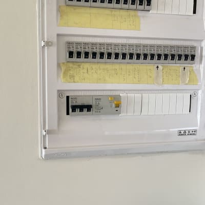 לוח חשמל עם מפסקים ותוויות כתובות בכתב יד