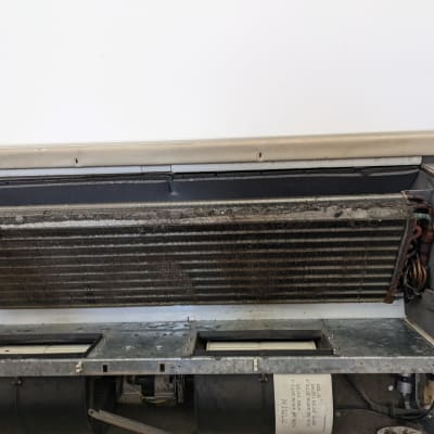 יחידת מיזוג אוויר פתוחה עם סלילים וחוטים חשופים