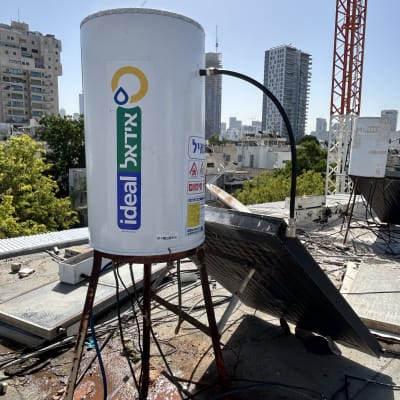 דוד שמש על גג עם רקע עירוני