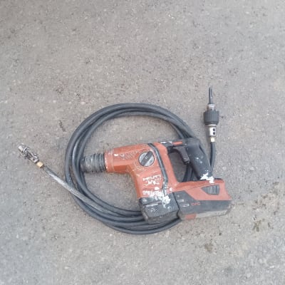 מקדחה חשמלית עם כבל על רצפה