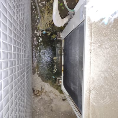 צינור ומזגן עם כתמי רטיבות על הרצפה