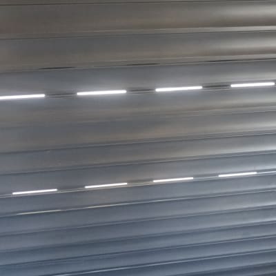 תריסים סגורים עם חריצי אור קטנים