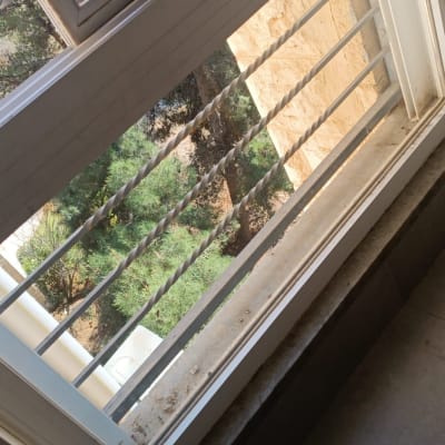 חלון זכוכית עם סורגי מתכת