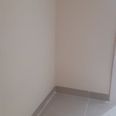 קיר צבוע בצבע בהיר עם מתג חשמל