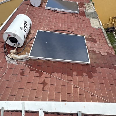 דוד שמש וקולטים על גג רעפים אדום