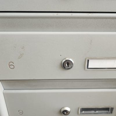 תיבת דואר עם מנעול ומספר