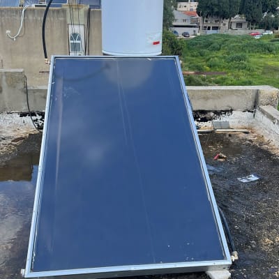 דוד שמש על גג עם נוף עירוני ברקע