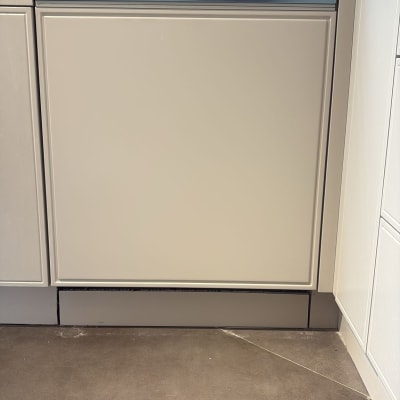 מדיח כלים מותקן במטבח עם כוסות וכלים על השיש